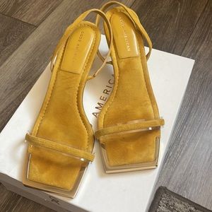 Good American mustard colored women’s sandals, size 10